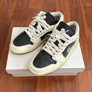 Women’s Nike Jordan 1 Low. Size US W7.5